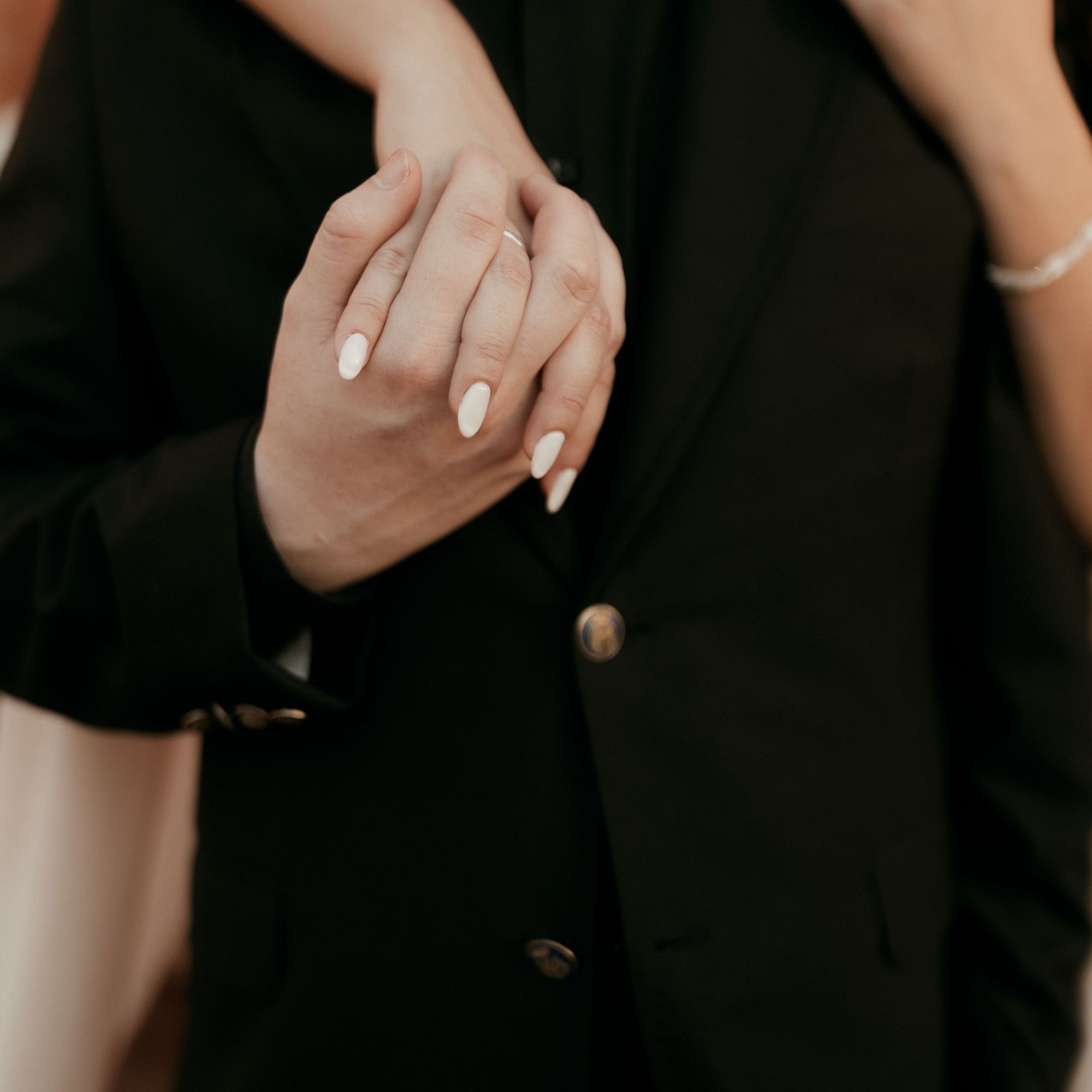 Detalle de manos de la pareja